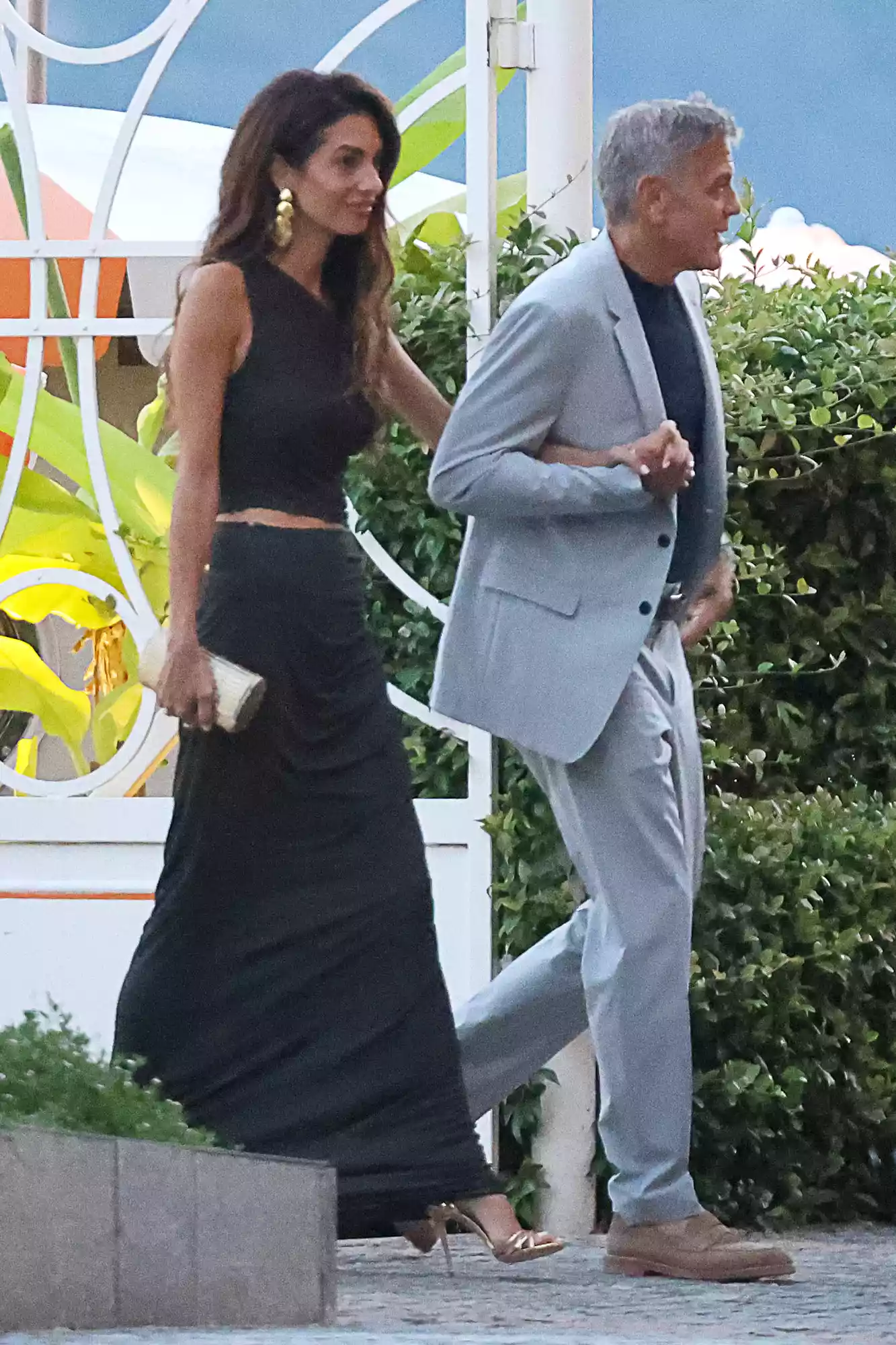 George and Amal Clooney went for a boat tour with some guests in Lake Como this evening, then stopped at Grand Hotel Tremezzo for dinner. Amal looks gorgeous and stylish as ever and George proud of his wife. The group is all smiles and seem to enjoy the surrounding very much.